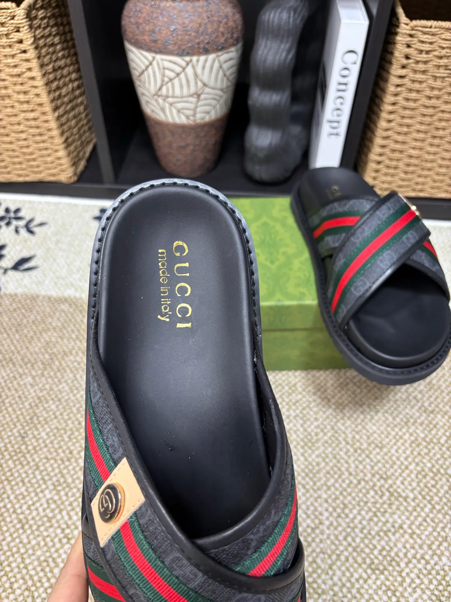 Factory 💰 300 yuan Gucci slippers] high-end men's shoes brand official website 1:1 latest masterpiece: original mold customization, the fabric is made of imported original materials, upgraded outsole, lighter and non-slip. The market's top quality, simple yet tasteful, a must-have for fashionistas, fashionable at your feet, full of confidence, the same style at the counter 👍The season of summer slippers is here. Code: 38-45 (45 customized)